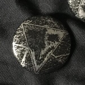 Voidfiller, triangle silver - pin