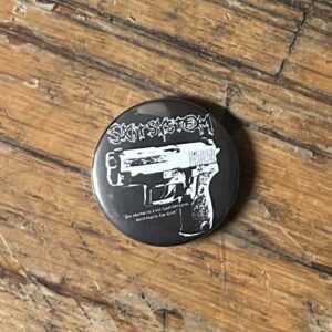 Skitsystem, jag stirrar in i ett tjänstevapen - 1" pin